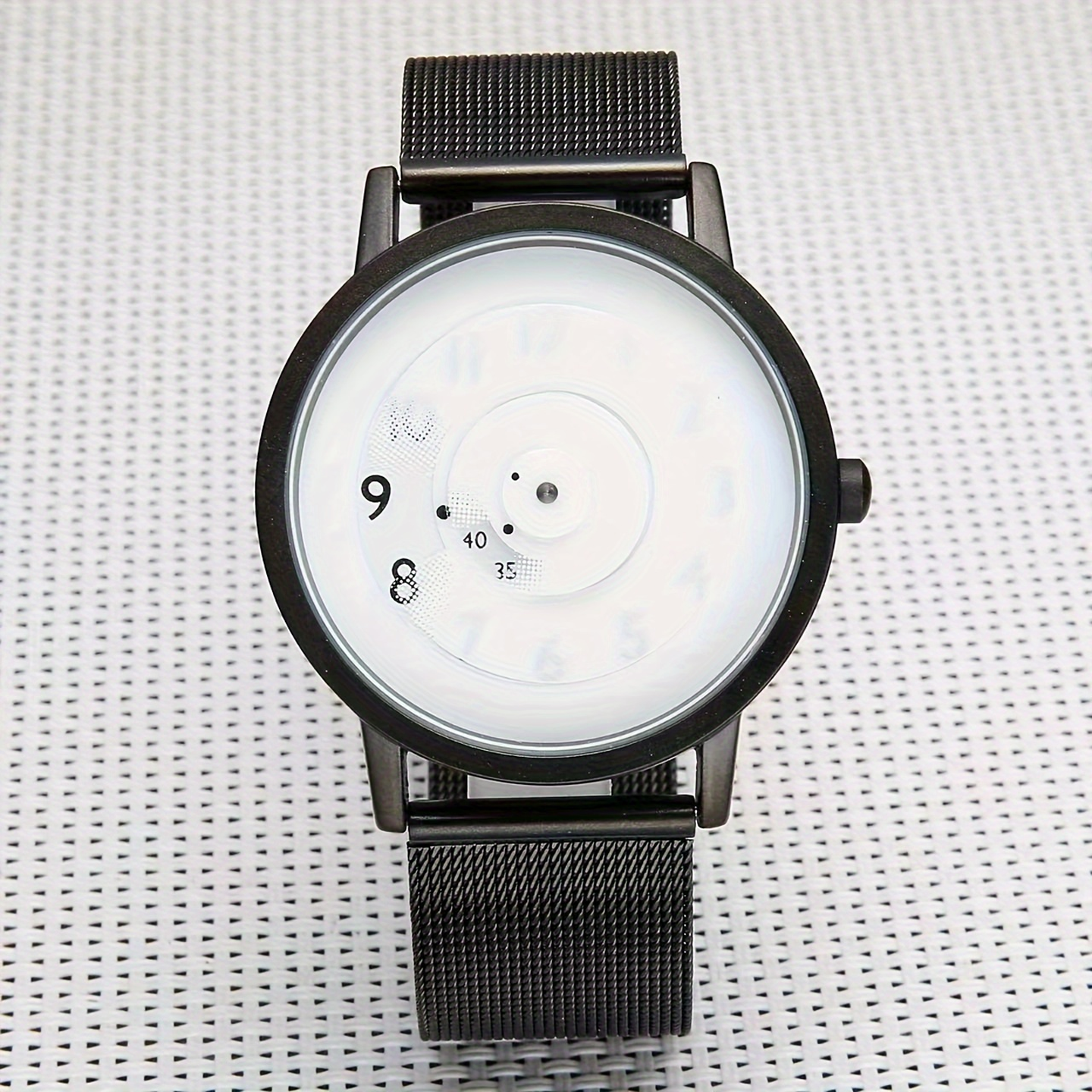 Stainless Steel Quartz Timepiece Mesh Dial 30M Water Resistance Adjustable Strap