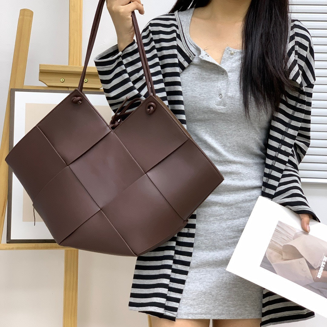 Trendy Genuine Leather Woven Bag Medium Size Daily Use Handbag Soft Material