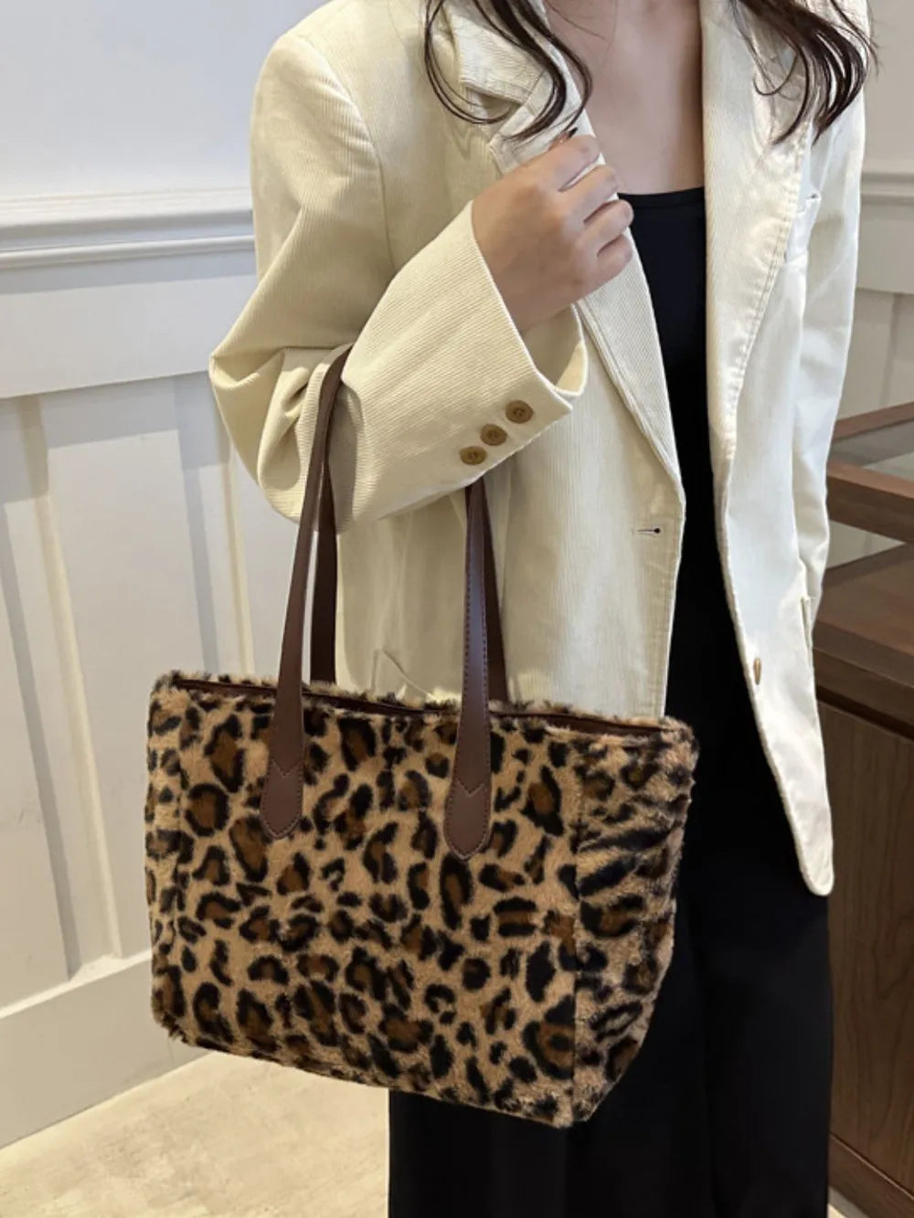 Leopard Print Plush Tote Bag Zippered Shoulder Spacious Polyester Fashionable Stylish