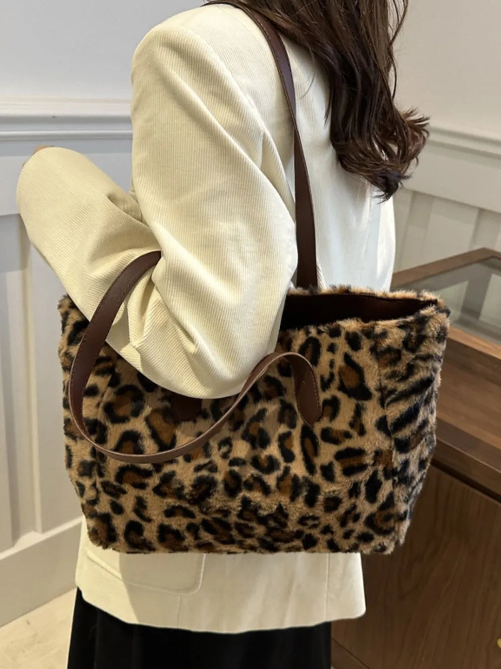Leopard Print Plush Tote Bag Zippered Shoulder Spacious Polyester Fashionable Stylish