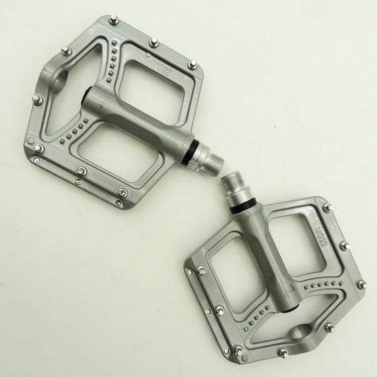 MG22 Mountain Bike Pedals Triple Bearing System Molybdenum Steel Durable Design