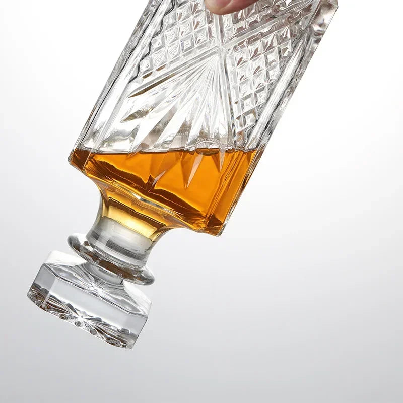 Luxury 750ML Lead-Free Crystal Glass Whiskey Decanter Essential Home Bar Item