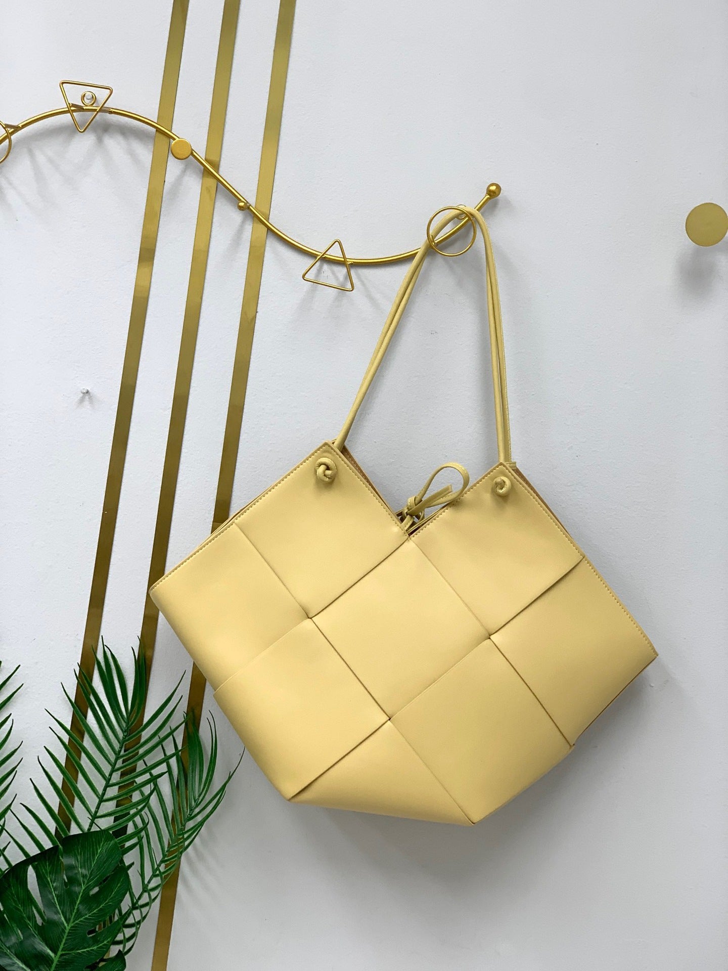 Trendy Genuine Leather Woven Bag Medium Size Daily Use Handbag Soft Material