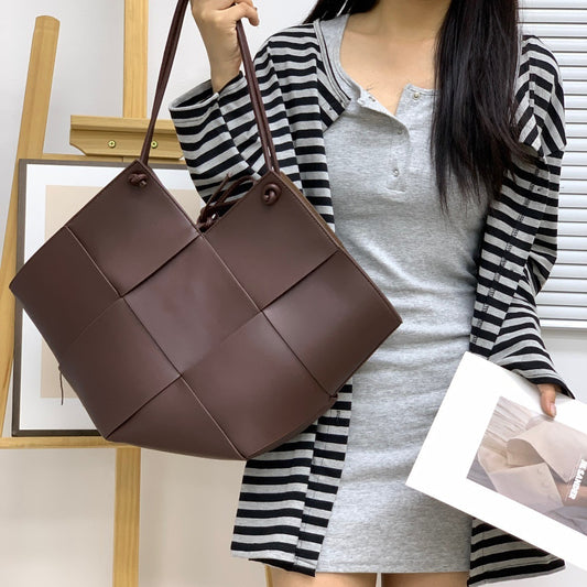 Trendy Genuine Leather Woven Bag Medium Size Daily Use Handbag Soft Material