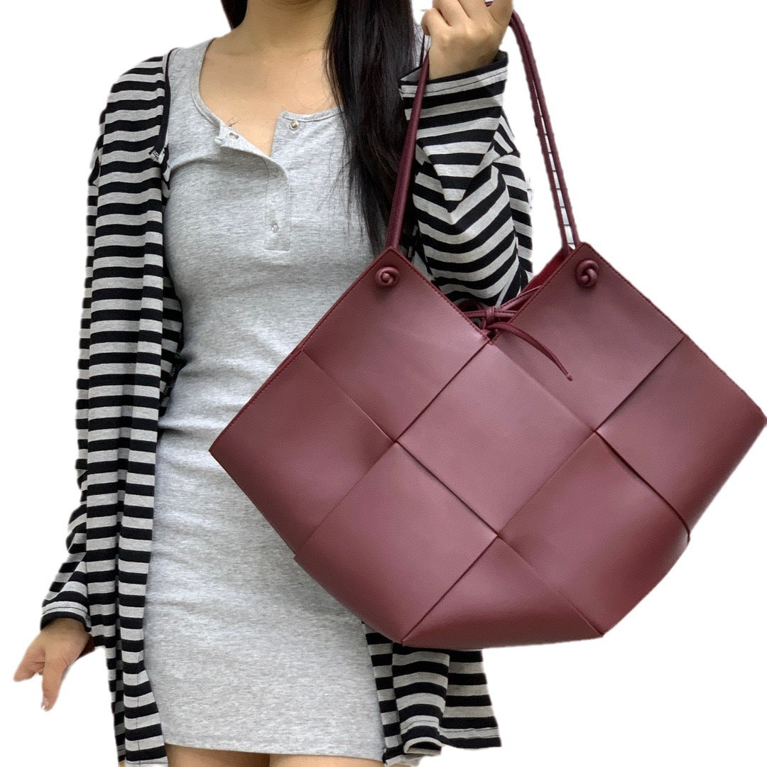 Trendy Genuine Leather Woven Bag Medium Size Daily Use Handbag Soft Material